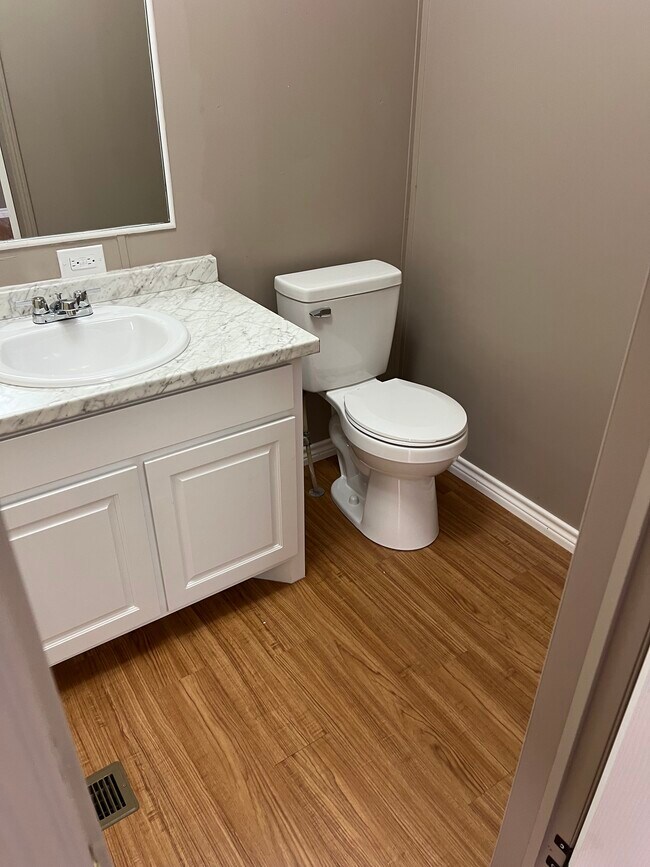 Foto del edificio - 300 Murls Lake Rd