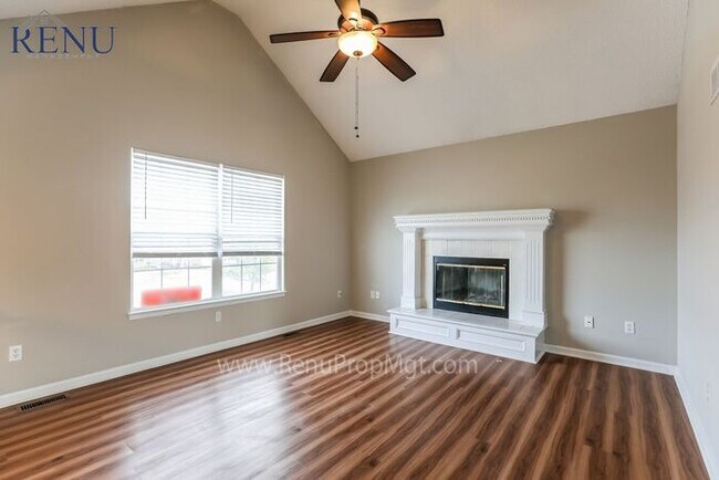 Building Photo - Available NOW! Spacious 3 bedroom House in...