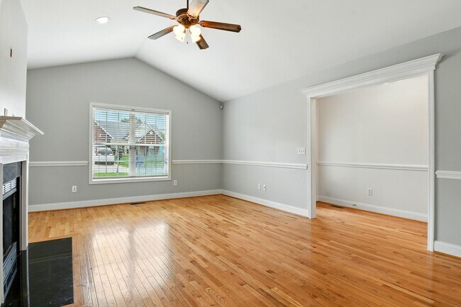 Foto del edificio - Charming 3BR Brick Home with Private Yard ...