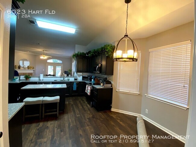 Foto del edificio - 6023 Hart Field