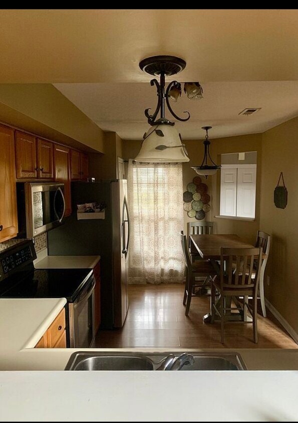 Primary Photo - 4082 E Village Dr