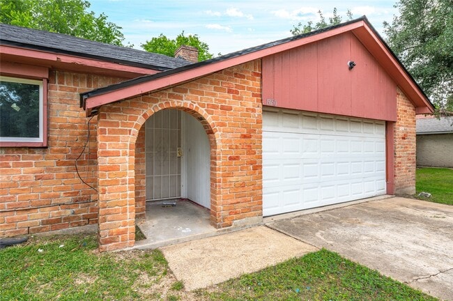 Foto del edificio - 15050 Blueridge Rd