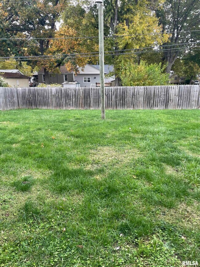 Building Photo - 320 N Wesley St