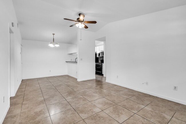 Foto del edificio - 18206 Mediterranean Blvd