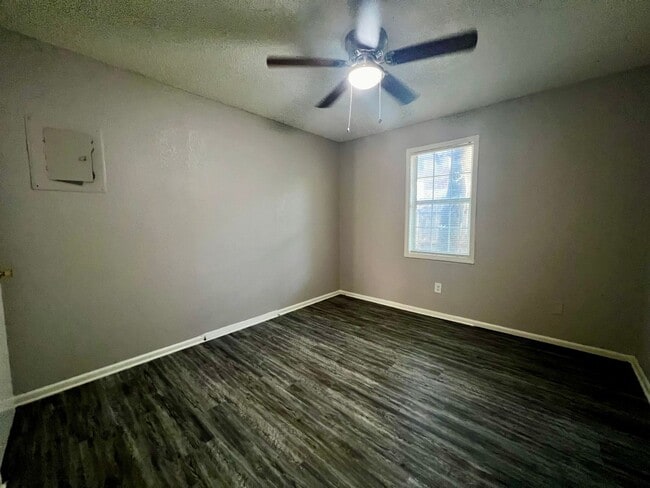 Building Photo - Charming 2 Bedroom - MOVE IN SPECIAL