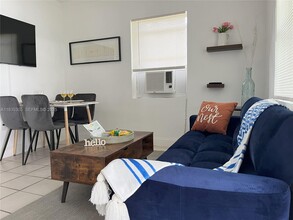 Building Photo - 1040 SW 28th St