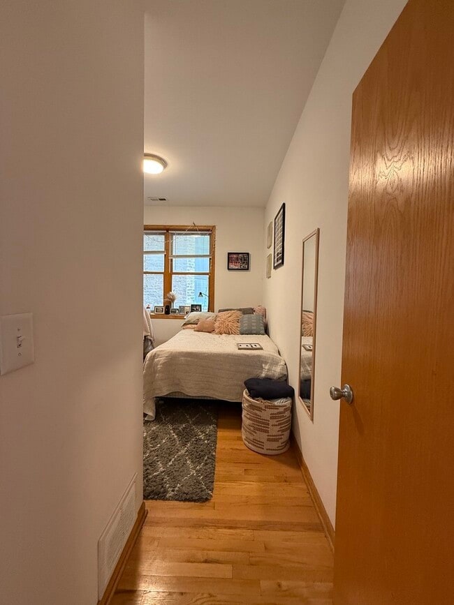 Foto del edificio - 4103 N Kenmore Ave