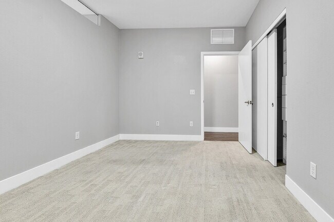 Foto del edificio - $1,540.95 - 1 Bed, 1 Bath Condo with In Unit Laundry in a Secured Building!