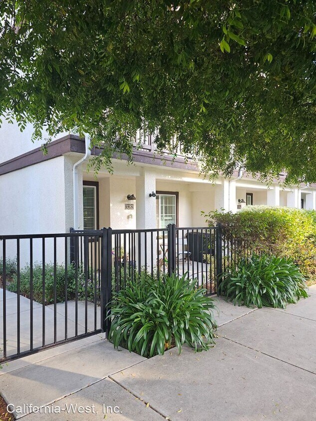 Building Photo - 3 br, 3.5 bath House - 3282 Sacramento Dr.