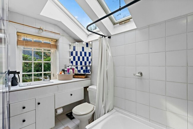 Building Photo - 304 N Alfred St