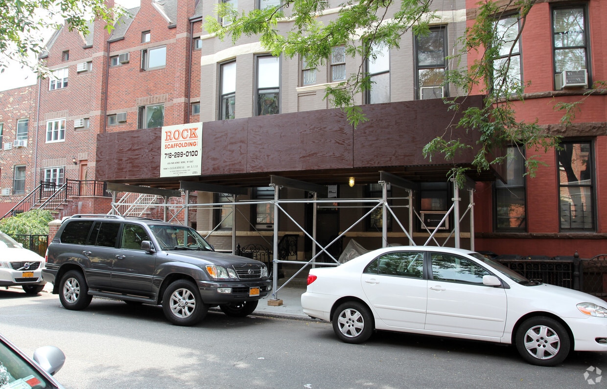 Building Photo - 640 Warren St
