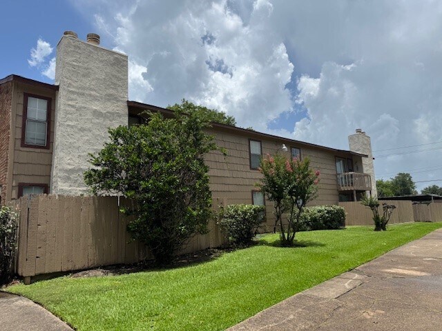 Foto del edificio - 9101 Country Creek St