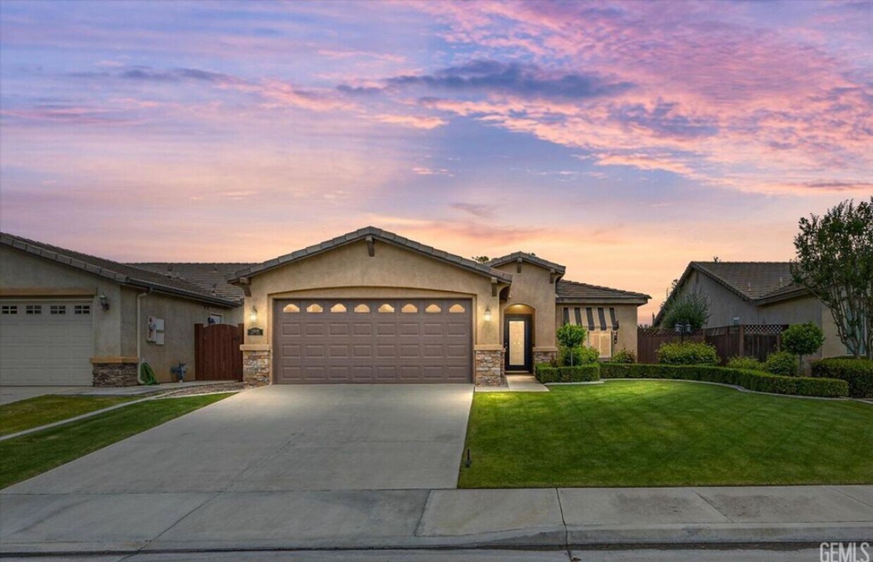 Foto principal - Beautiful Home in the Gated Community of G...