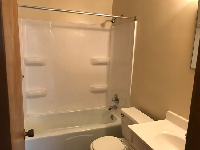 Foto del edificio - Forestview 1 Bedroom Lower Unit