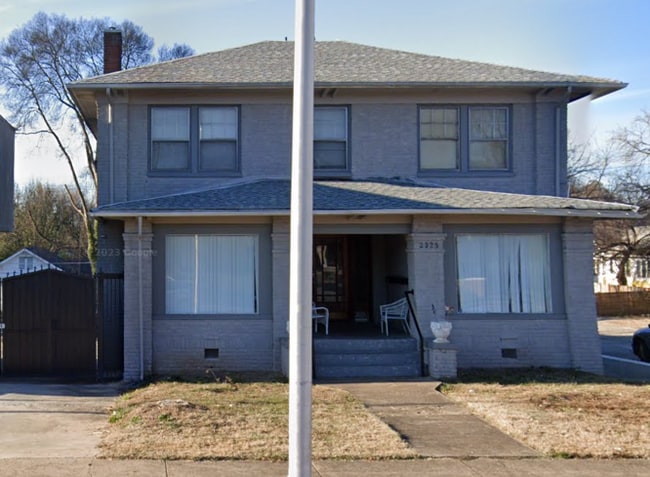 Building Photo - 2323 E Magnolia Ave