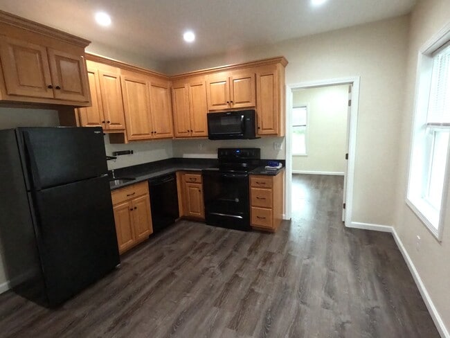 Building Photo - 563 Burritt St