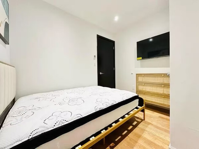 Foto del edificio - Furnished room/NOT APARTMENT