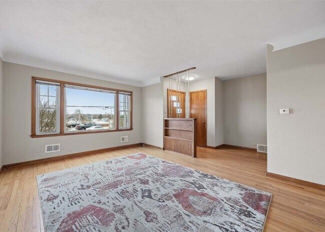 Foto del edificio - NE 3 bedroom 1+ bath attached garage