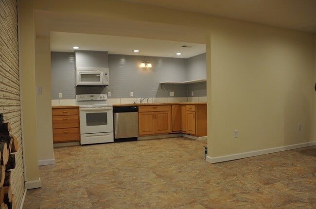 Building Photo - Basement Apartment, 2 bed 1 bath close to Food Trucks on Best