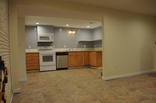 Foto del edificio - Basement Apartment, 2 bed 1 bath close to Food Trucks on Best