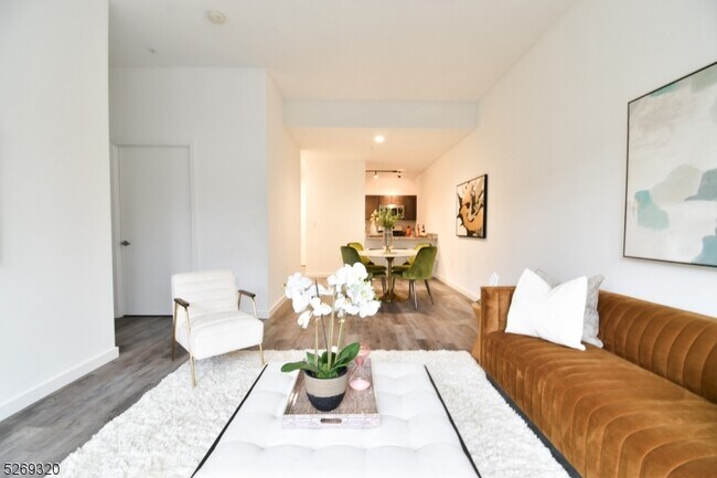 Foto del edificio - 100 Evergreen Pl