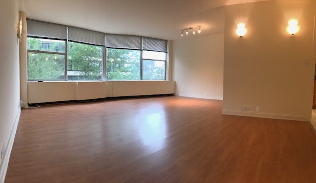 Living Room with lots of natural light - 5757 N Sheridan Rd