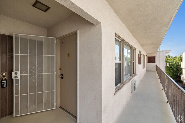 Estudio - 1615-1621 Veteran Ave