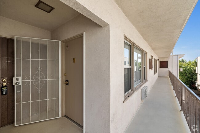 Studio - 1615-1621 Veteran Ave
