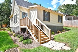 Building Photo - 5 Cardwell St