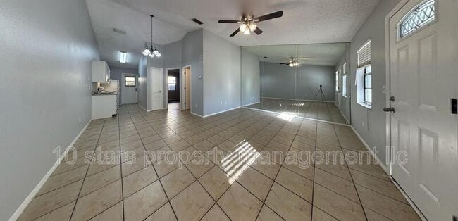 Building Photo - 1159 E Rohe St