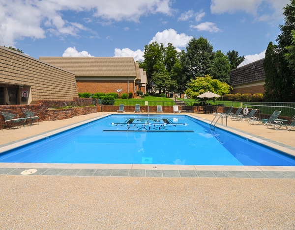 Piscina - Regency Park Apartments