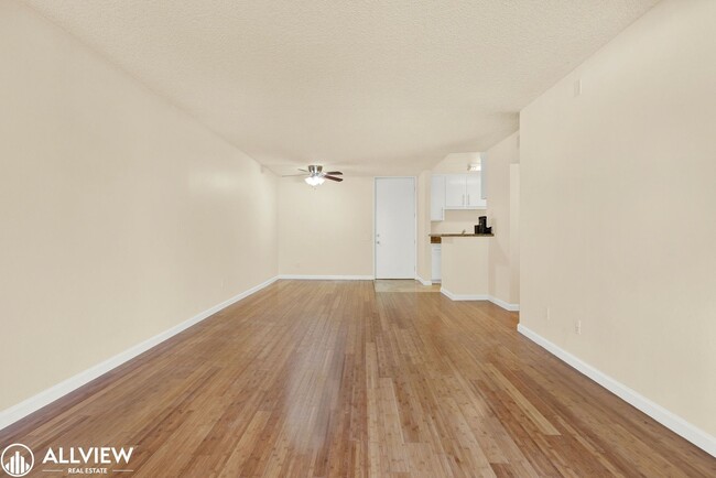 Building Photo - Charming Ground-Floor 1 Bedroom Condo in t...