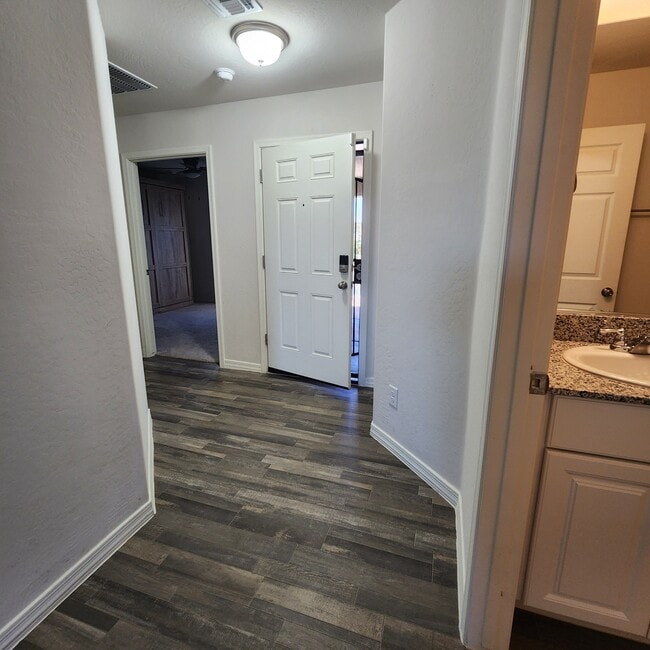 Building Photo - 70 W Cottonwood Ln