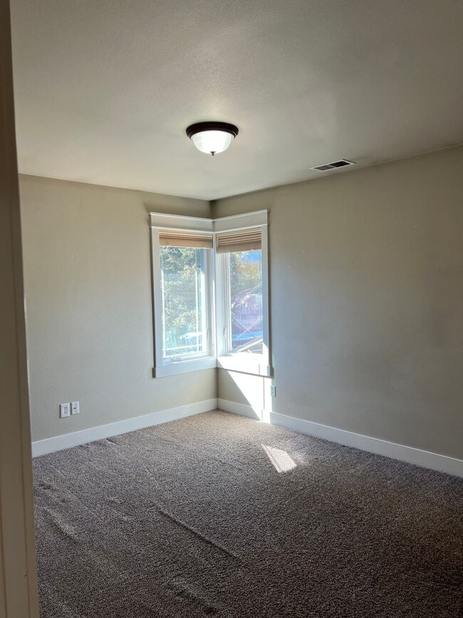 Building Photo - Beautiful Home in Downtown Bend