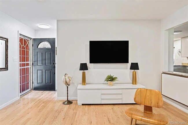 Building Photo - Gorgeous 4 bedroom modern home in Holly Hills