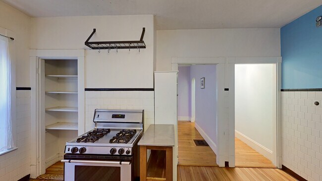 Building Photo - 156 Elm St