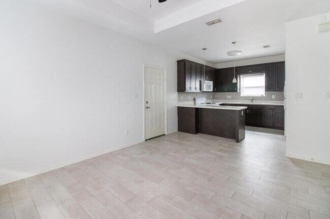 Building Photo - 3606 Valeria Street - 4
