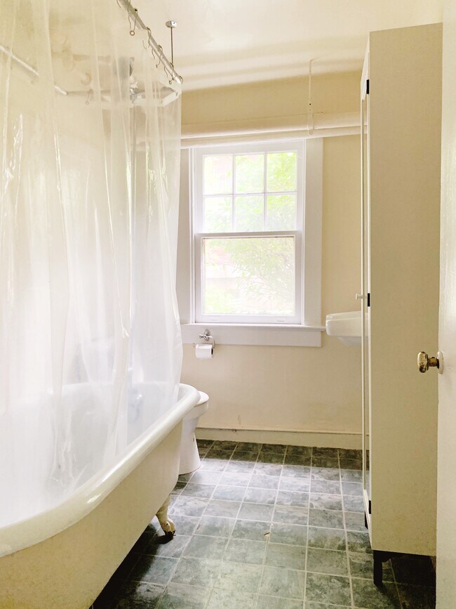 Bathrooom - 3020 Porter St NW