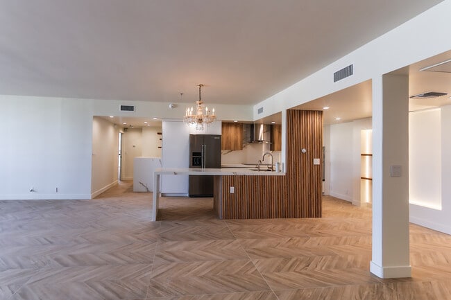 Building Photo - 10660 Wilshire Blvd
