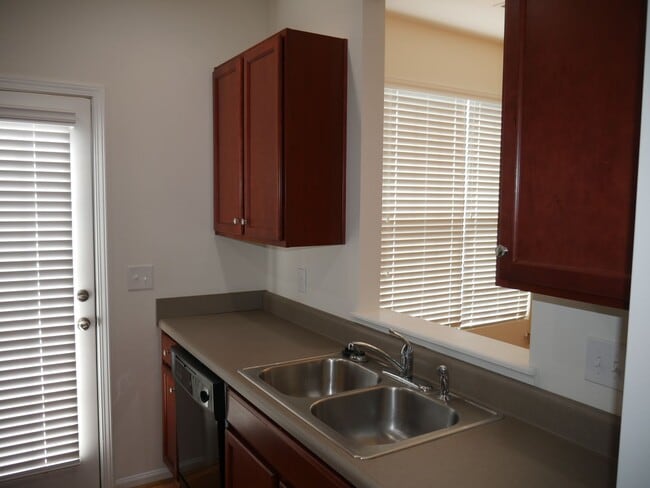 Foto del edificio - 2446 Hartfield Cir