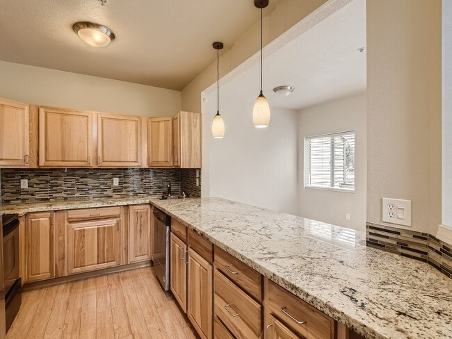 Building Photo - Beautiful 3 Bed 3 Bath Kirkland Townhome @...