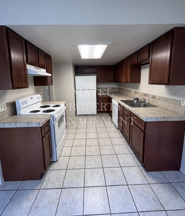 Building Photo - 3701 Colonial Dr