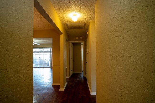 Building Photo - Stunning 2 Bed 2 Bath Home on Quiet Street...