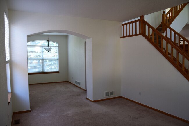 Building Photo - Beautiful 5 bedroom home w/ 3 car garage in Littleton