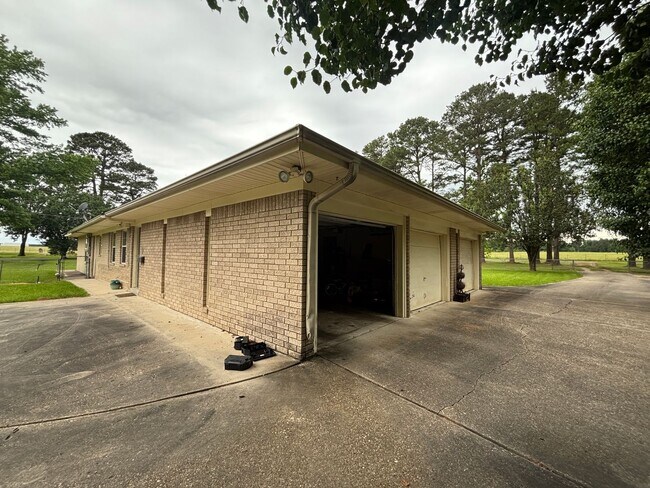 Foto del edificio - MINDEN BEAUTY ON 2 ACRE LOT