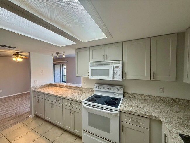 Foto del edificio - Open Concept 2bed 2bath updated condo centrally located in South Daytona for $1350 per Month!