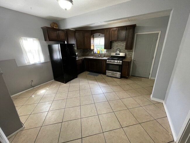 Building Photo - 3020 Purington Ave