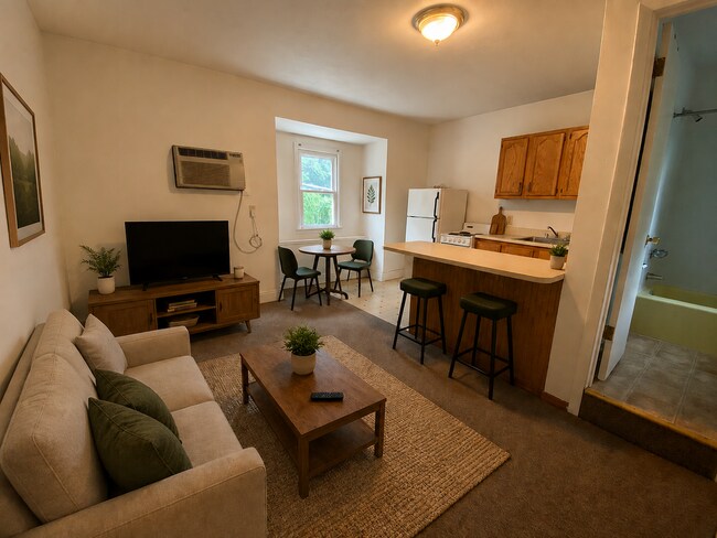 Building Photo - Spacious 1 Bedroom Apartment in South Oakland! Call Today to Schedule an Appointment!