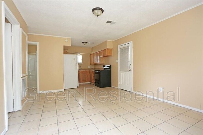 Building Photo - 2460 W Shane St
