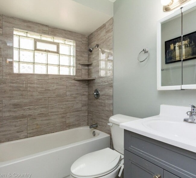 Building Photo - Furnished Berkley Home